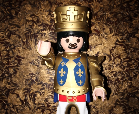 Ein Playmobilkönig winkt